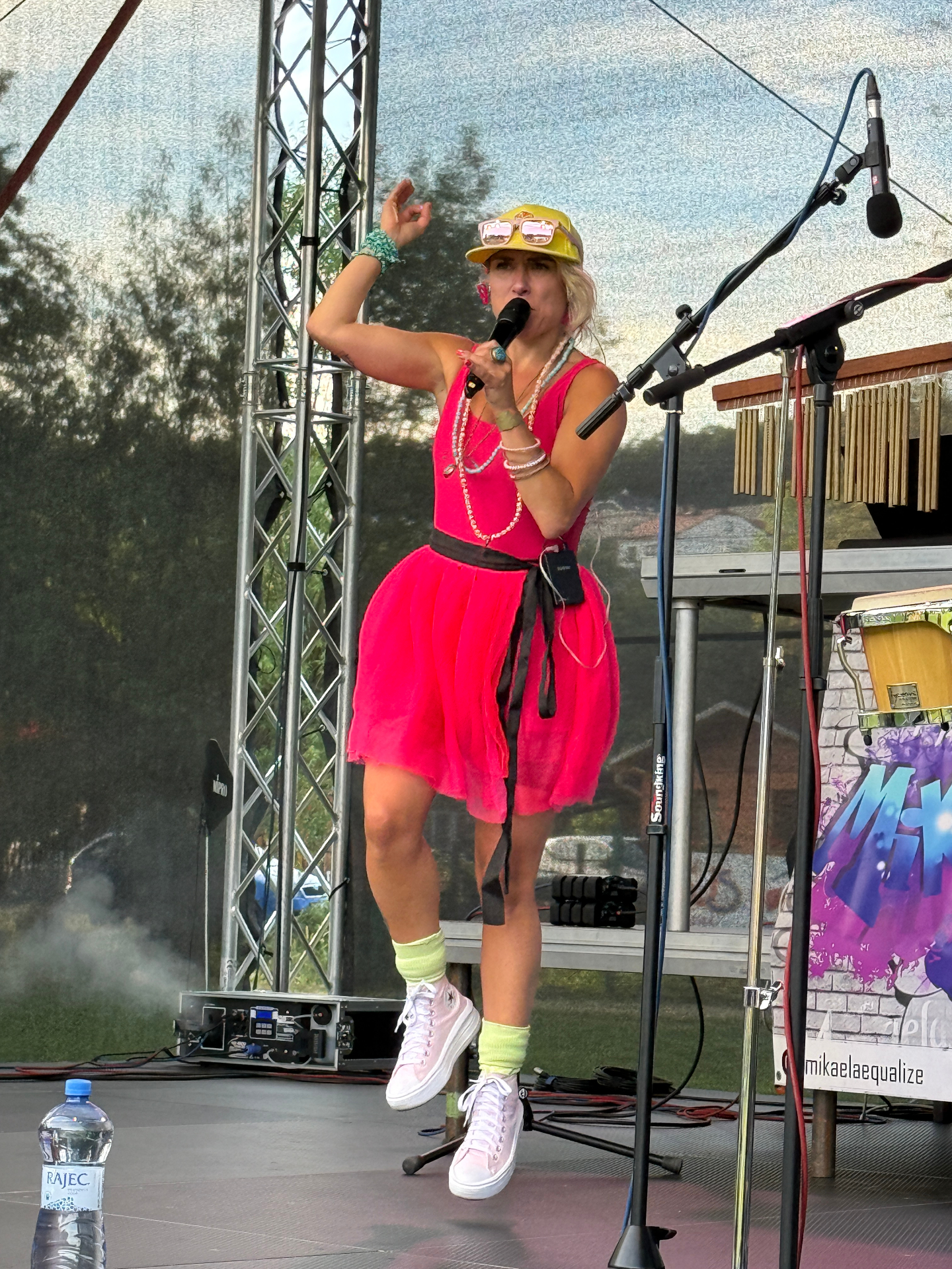 Mikaela live · pink energy
